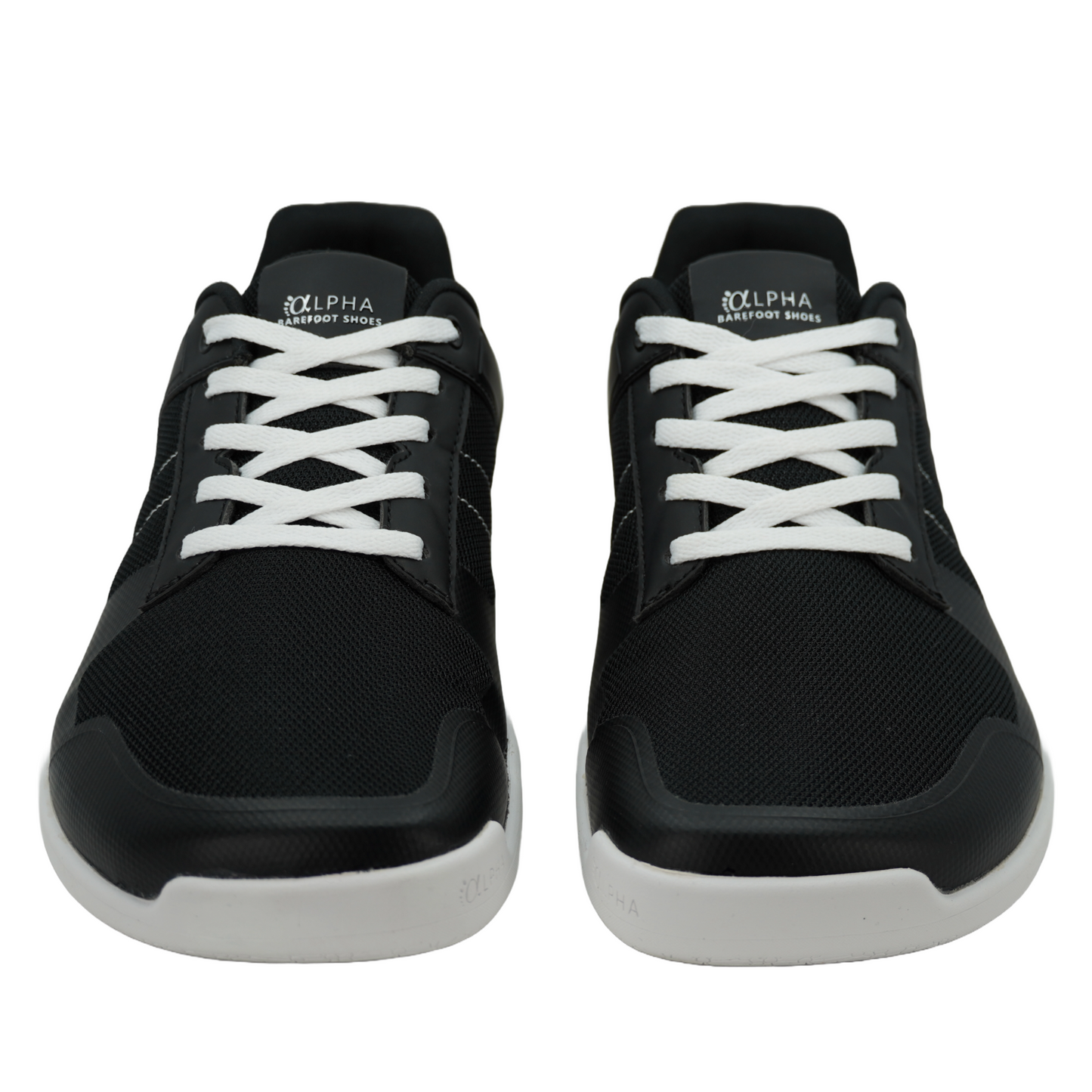 Chaussures noires et blanches de type barefoot, combinant style et confort naturel.