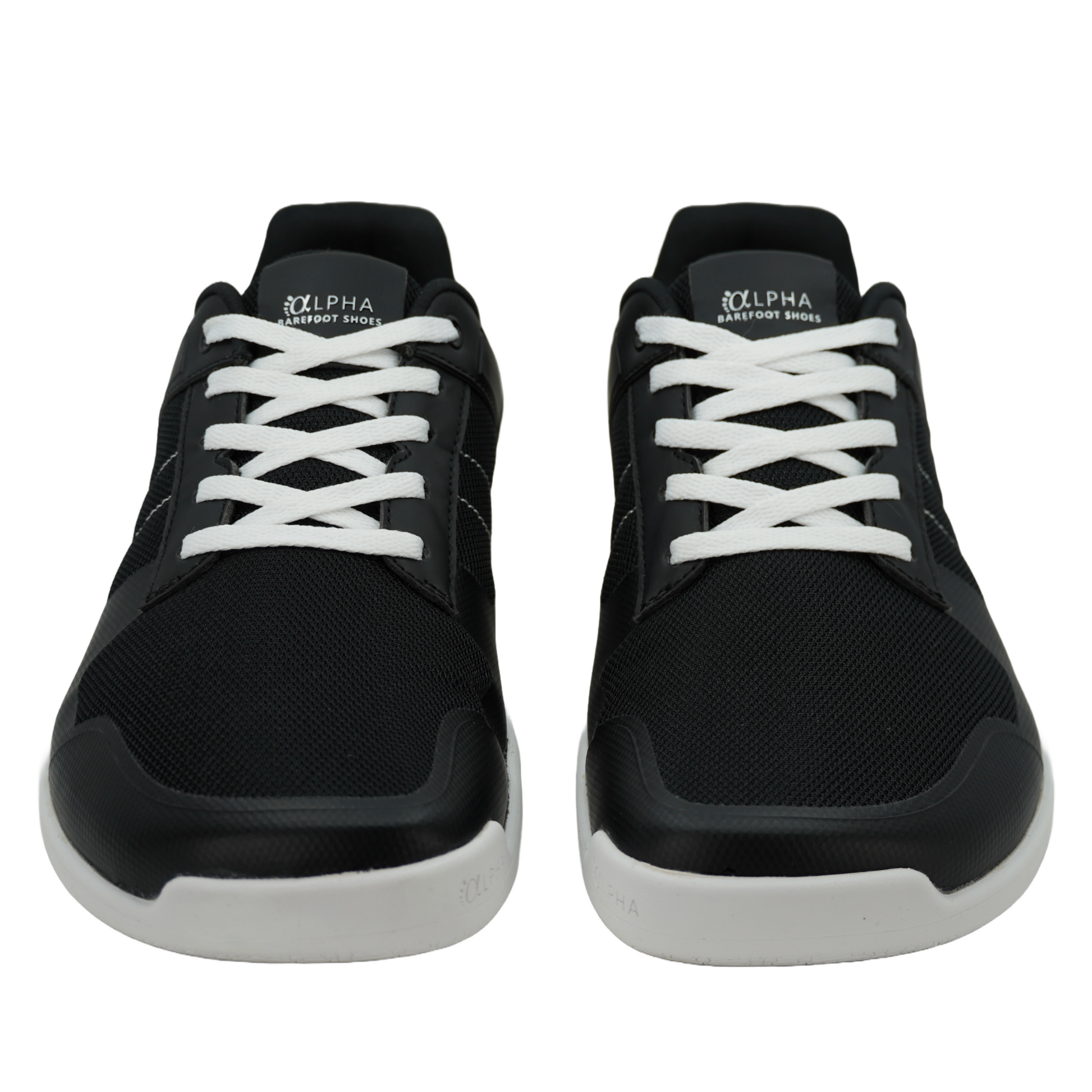 Chaussures noires et blanches de type barefoot, combinant style et confort naturel.