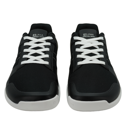 Chaussures noires et blanches de type barefoot, combinant style et confort naturel.