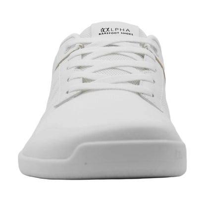 Vue rapprochée d'une chaussure barefoot blanche, mettant en avant sa semelle fine et flexible, idéale pour une sensation de marche pieds nus.